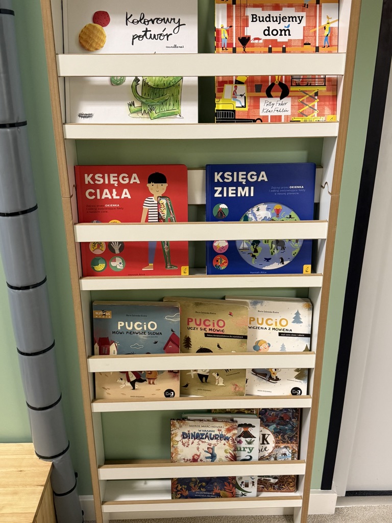 Zabawa na zjezdzalni w sali zabaw